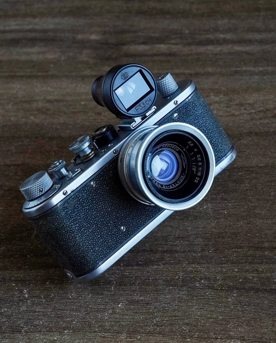 retina3c_qnc's tweet photo. IGで見た、
旧ソ連製Jupiter-12 35mmf2.8ライカスクリューマウントレンズとその付属専用ファインダーをセットした、同じく旧ソ連製ライカコピーカメラからライカⅠ型風に改造したボディの組み合わせ。
なかなかカッコいいスナップシューター。
#フィルムカメラ #FilmCamera #FakeLeica #SovietCamera https://t.co/tipniyk0ly