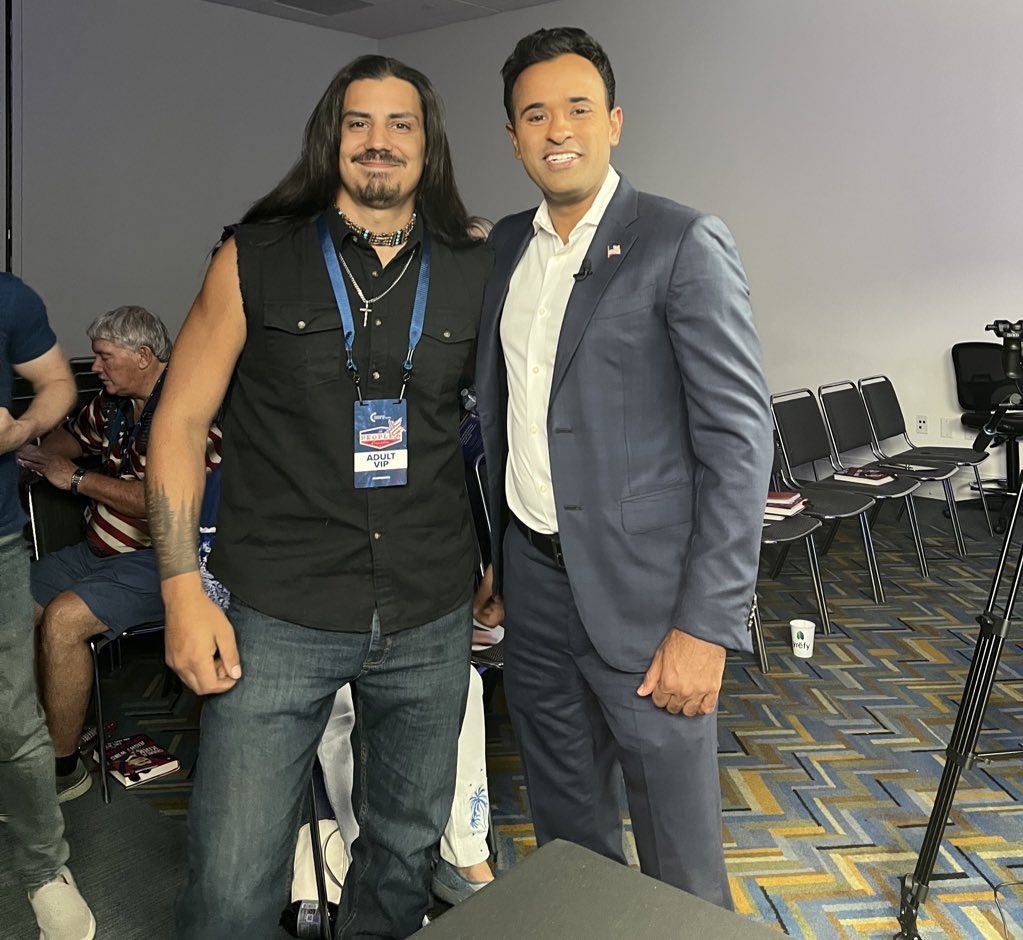 LaNativePatriot's tweet photo. Congratulations @VivekGRamaswamy 

Looking forward to seeing what you and @elonmusk will accomplish leading D.O.G.E. https://t.co/SOz08Es7Dt