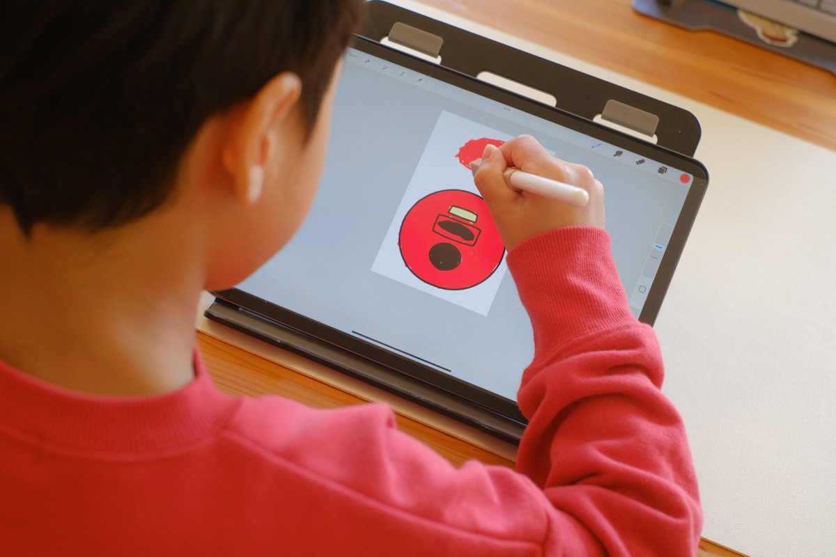 guutara_design's tweet photo. 「イラストレーター体験」
ステッカーづくり♪

ipadでお絵描きをして、シールにする体験です☺️
お子様から大人まで、楽しんでいただいています！

#イラストレーター #ipadworkshop https://t.co/ntaOBkuIqM