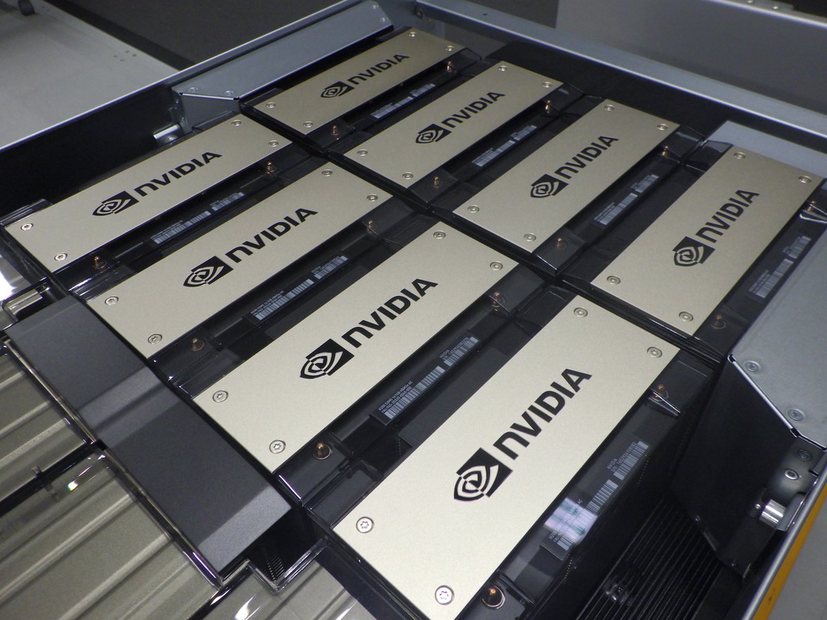 【🇯🇵 H200 GPU 納 入 🇯🇵】
ストックマークのH200 GPUが埼玉のデータセンターに設置されました！！リサーチチームと記念にパシャリ📸
ストックマークはAI開発、データ解析、モデル開発をますますパワフルに進めていきます💪💪💪