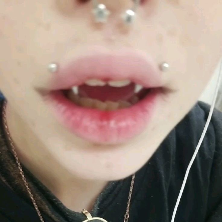 besitosdguayaba's tweet image. NO ENTIENDEN MI OBSESSION 😩 they’re so pretty #angelfangs #piercing
