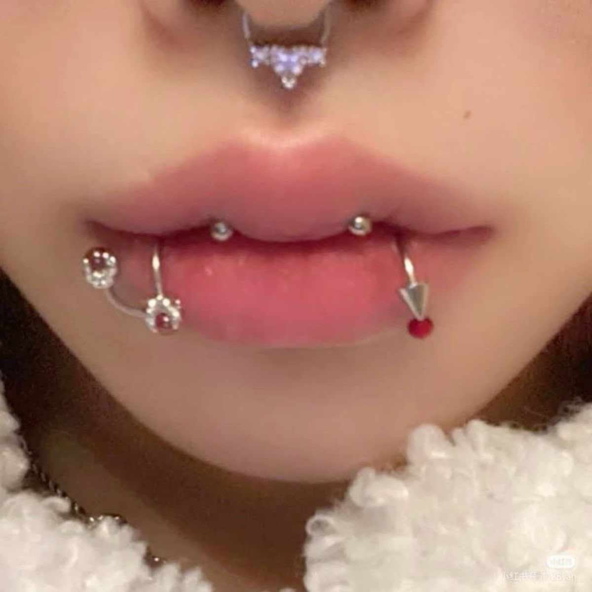 besitosdguayaba's tweet image. NO ENTIENDEN MI OBSESSION 😩 they’re so pretty #angelfangs #piercing