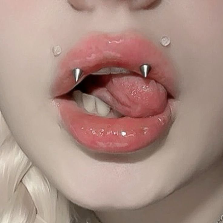 besitosdguayaba's tweet image. NO ENTIENDEN MI OBSESSION 😩 they’re so pretty #angelfangs #piercing