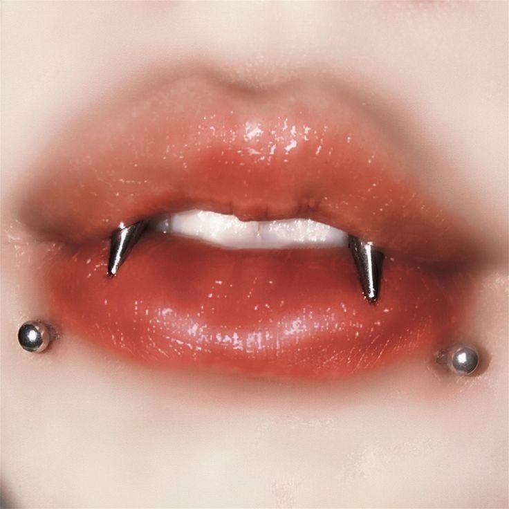besitosdguayaba's tweet image. NO ENTIENDEN MI OBSESSION 😩 they’re so pretty #angelfangs #piercing