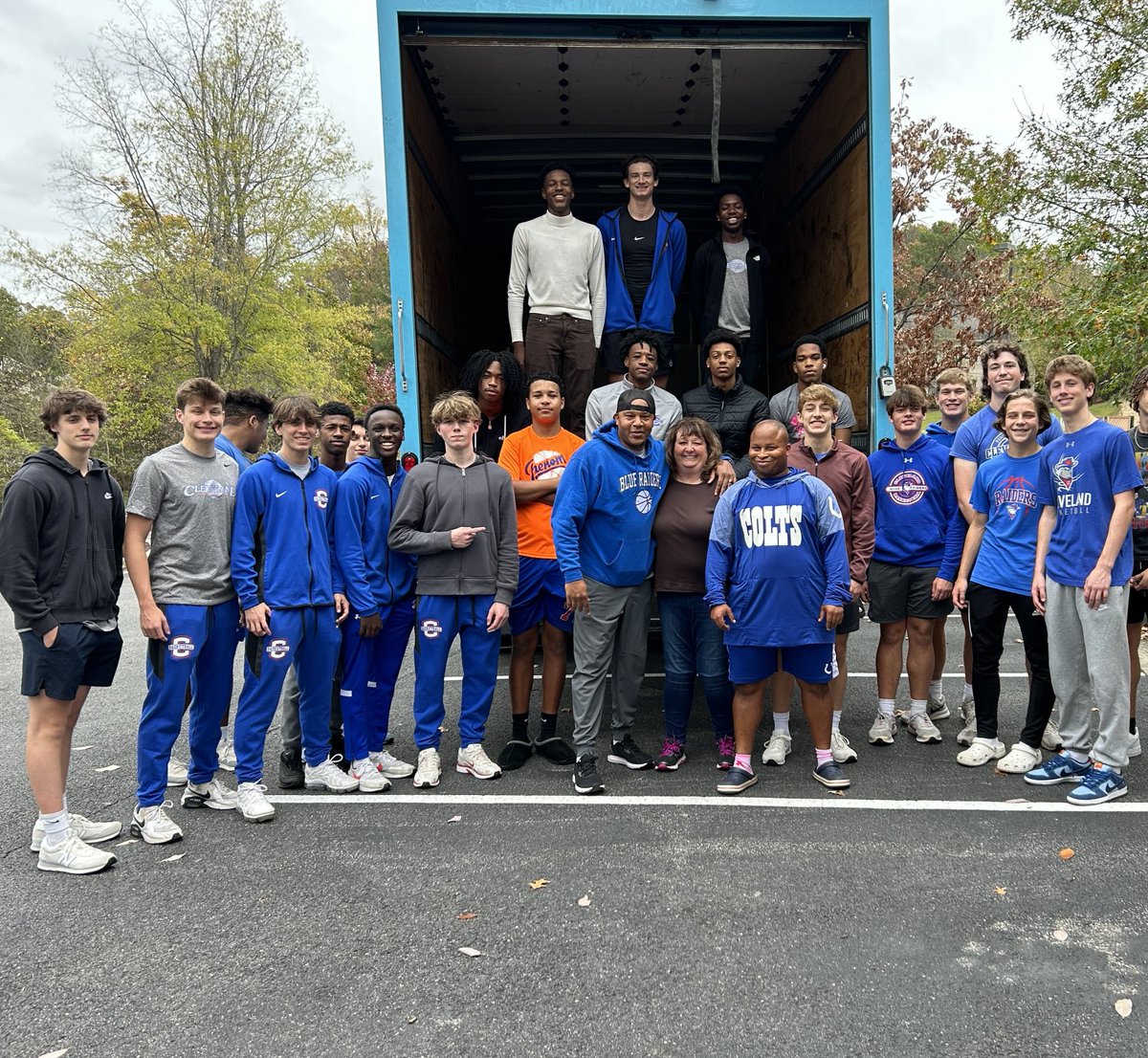 kellyebender's tweet photo. Thank you CHS Runnin’ Raiders for helping with the Empty Stocking Fund Project this past weekend. They unloaded a full truck in no time flat!!! So thankful for the students in our community that are willing to serve others!!! It’s a GREAT day to be a RAIDER!!! https://t.co/DEHKBIpXBZ