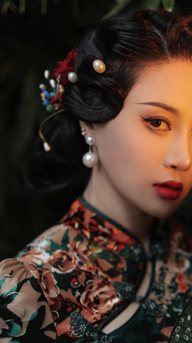经历了这么多灰心丧气的日子，
麻雀还在飞，我还在搬弄旧书，玫瑰还有蕾。 https://t.co/olIlzXa7gq