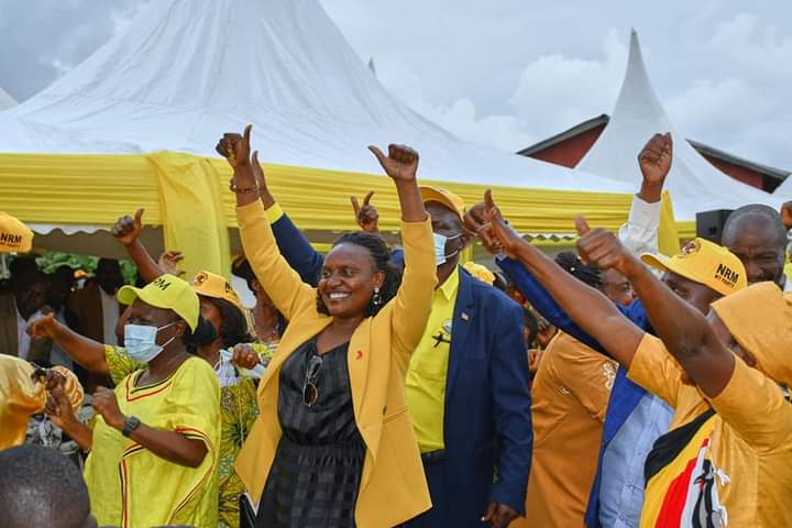 KitenteraB's tweet photo. Still about 12.11 2024, I was honoured to have shared a moment with Uganda's President H.E Yoweri Kaguta Museveni in Kisoro District!

His speech highlighted key areas of dev't such as roads, schools &amp; tourism - but what resonated with me, as a health professional and pharmacist, https://t.co/Rbi9epz9d9