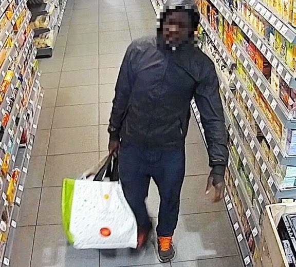 75secondes's tweet photo. 🚨 L’homme qui a tué un sdf à Lyon à coup de parpaing est un OQTF Camerounais suspecté d’être un tueur en série https://t.co/4r1M51Mt5p
