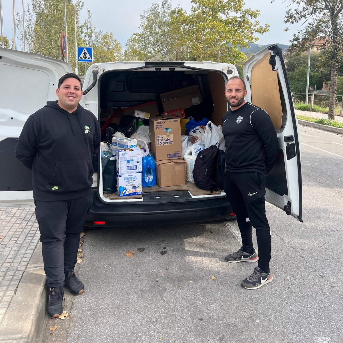 fbmontcada's tweet photo. Queremos dar las gracias a todas más familias que colaboraron en la recogida de materiales para las zonas afectadas por la DANA. 

Ayer estuvimos en Aldaia entregándolo a las personas que lo necesitan. 

!MUCHAS GRACIAS! ❤️💚

🤝 BCN Junior @CDMontcada 

#orgullodeMontcada https://t.co/QFvHBWRbQW