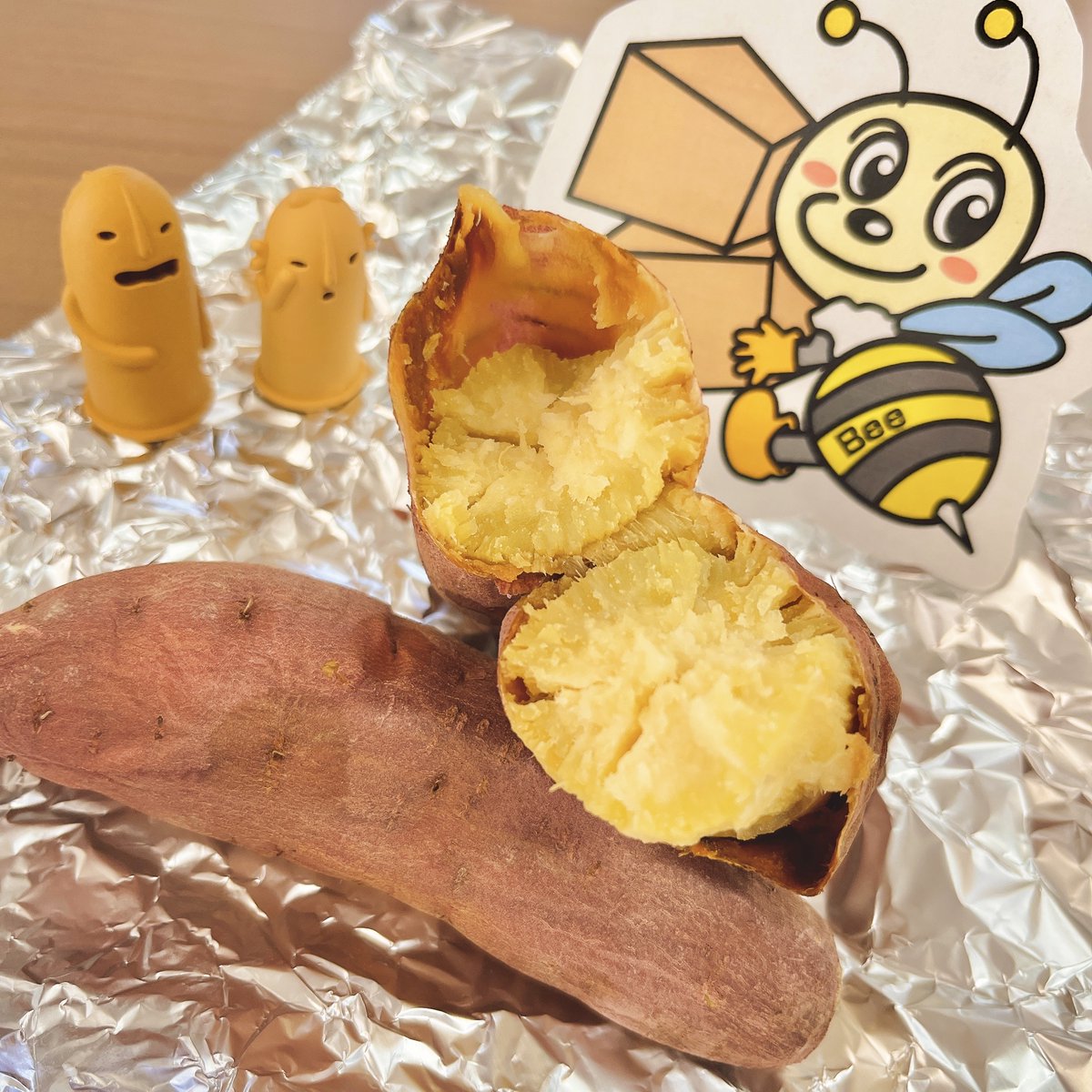 hakobee823754's tweet photo. 今日もおつビビビ～🍠🐝

スタッフさんが焼き芋を買って来てくれたビ！
すっかり冬が始まったと思ってたけど小さい秋はここにあったんだビね…

11月の後半は予約が埋まってきました！
12月頭のほうがお引越しのご予約は取りやすいかと思います📅
#企業公式冬のフォロー祭り #企業公式相互フォロー祭り https://t.co/TECpVEt2aq