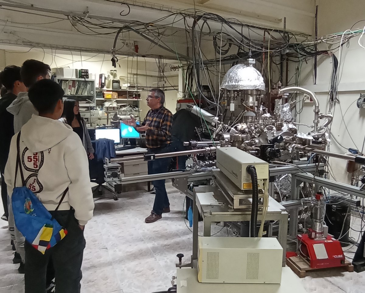 Ayer nos visitaron los alumnos de 4º ESO del IES Alameda de Osuna y les enseñamos la investigación que realizamos en las áreas de investigación en química atmosférica, láseres, cromatografía, superficies y nanomateriales. 

#SemanaCienciaCSIC