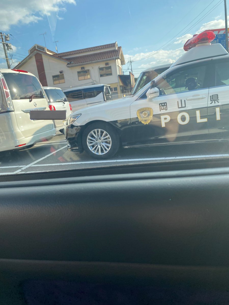 21s2221's tweet photo. 人生で初めて警察に捕まってしまった🚔
ハミタイ…気に入ってたのに純正に戻すかなぁ〜…
でも警察の人にカッコイイラパンやね言われたから嬉しいけど…切符切られた🤣笑
最近運が悪すぎる……😭

自分が悪いんだが…w
なんかの安いホイールに変えよ🤣 https://t.co/0KhIEgKm5O