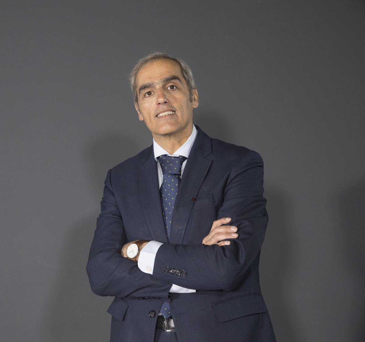 Espejodevillano's tweet photo. PLATERO Y NICANOR
Naval azul busca promotores. Sería paradójico que Álvaro Platero, armador y socio propietario de Pymar, permitiera a otro promotor, Nicanor Fernández, que asumiera el negocio urbanístico de sus propios terrenos, después de haber sido expropiados por el Ayuntamiento de Gijón. El pelotazo está planteado.

Las grandes operaciones se sirven en bandejas de plata y en cenas aparentemente discretas. De la Venta del Jamón a la Venta de Pymar. Hacen falta más inhibidores. En la última cena, a Álvaro Platero quisieron chulearle como si fuera un paleto. No saben con quién tratan. Platero es el más listo de la clase, aunque siempre esté rodeado de lazarillos.   

Que la alcaldesa de Gijón esté apoyándose en los buenos oficios de Álvaro Queipo, Felipe Fernández o Luis Fernández Vega, con la asistencia de Nicanor Fernández y su red de contactos societarios, sólo acentúa la sensación de que se va a ejecutar un pelotazo cósmico sobre los terrenos de Naval Gijón. Olvídense de la economía azul. Sigue siendo igual de verde que antes, al menos, tan verde como lo es un kilo de billetes de a 100.