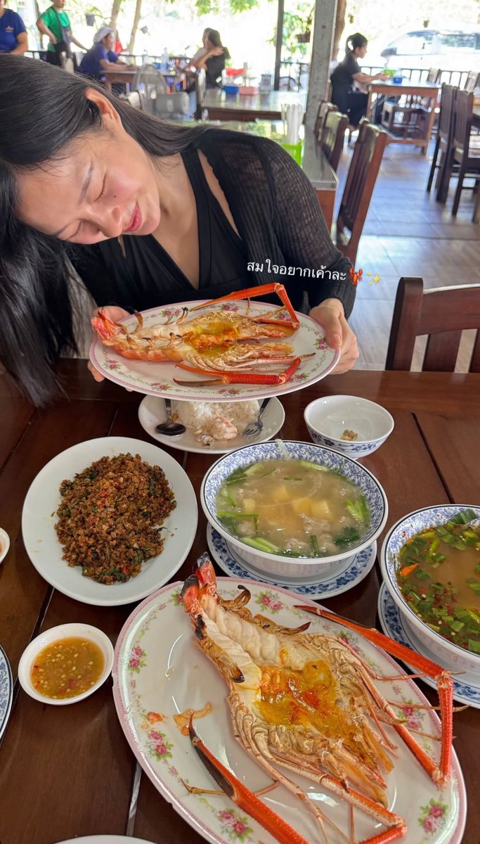 getmewheein's tweet image. miw and her signature pose with food 🍽️

#MilkPansa #mimiv