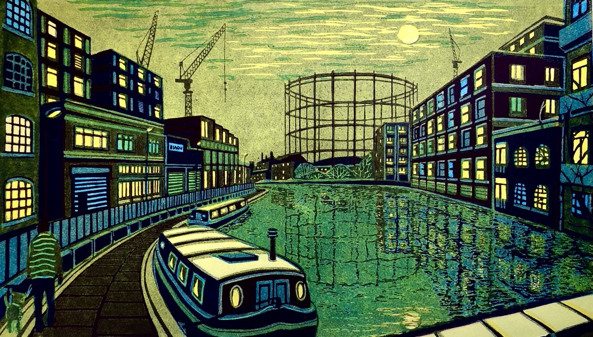 Here’s the Regent’s Canal with one of the magnificent Bethnal Green gas holders in the distance. 555 flats are now being built on the site, some of which are to be squeezed into the two gas holders - a sad ending to 150 years of London’s history… 🙁 
#bethnalgreen #regentscanal