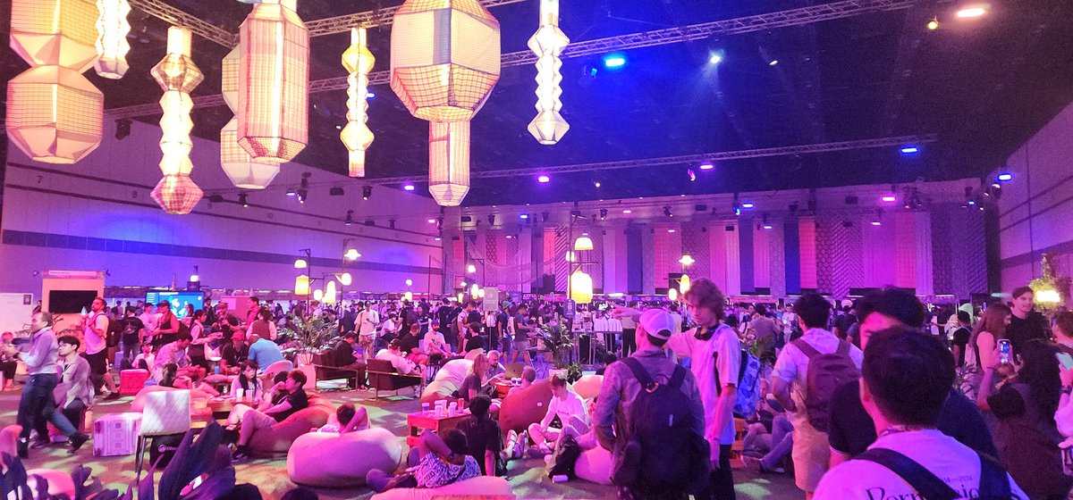 titaniummick's tweet photo. DevCon SEA... impressive how the organizers convert this Queen Sirikit Convention Center into the hacker space welcoming developers around the world. https://t.co/UfzZDirGse
