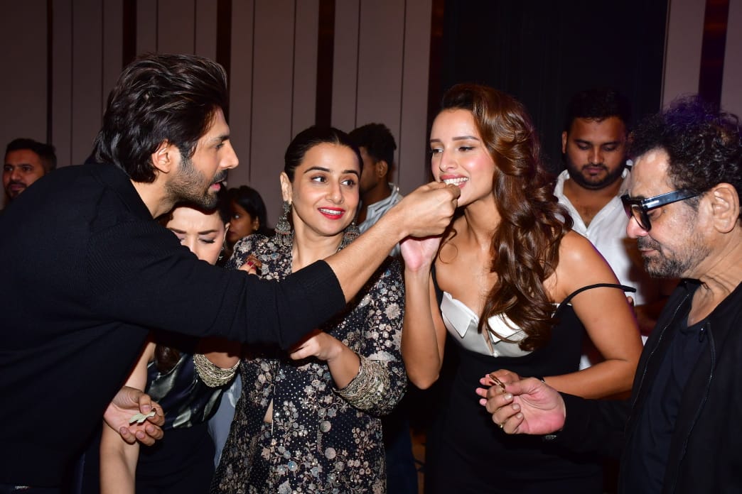 cutting_shots's tweet photo. Where there's cake, there's fun! Some inside pictures from Bhool Bhulaiyaa 3 success bash coming your way. 

#bhoolbhulaiyaa3 #bhoolbhulaiyaa3successbash #kartikaaryan #vidyabalan #madhuridixit #triptiidimtri #aneesbazmi #bhushankumar #bollywood #cuttingshots https://t.co/3F0CoG8eIh