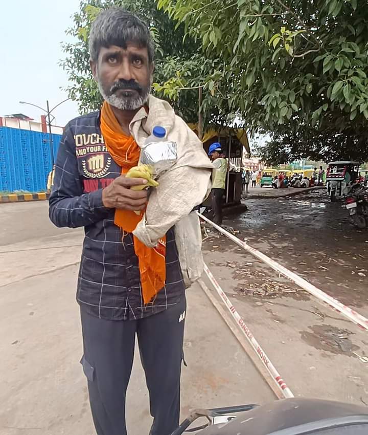 KpPatha19731260's tweet photo. भैया कूड़ा बीनते हैं लेकिन इनको प्यास लगी तो कूड़े में से ही पानी निकाल कर वह पी लगे जब मैं उनसे पूछिए की भैया आप क्यों कूड़े में से पानी निकाल कर पी रहा है तो बोल कि बच्चा इस जमाने में पानी भी फ्री का नहीं मिलता और इस गरीब को कौन देगा पानी 🥹🙏
#sadpost #humanity #helpingpeople #poorlife