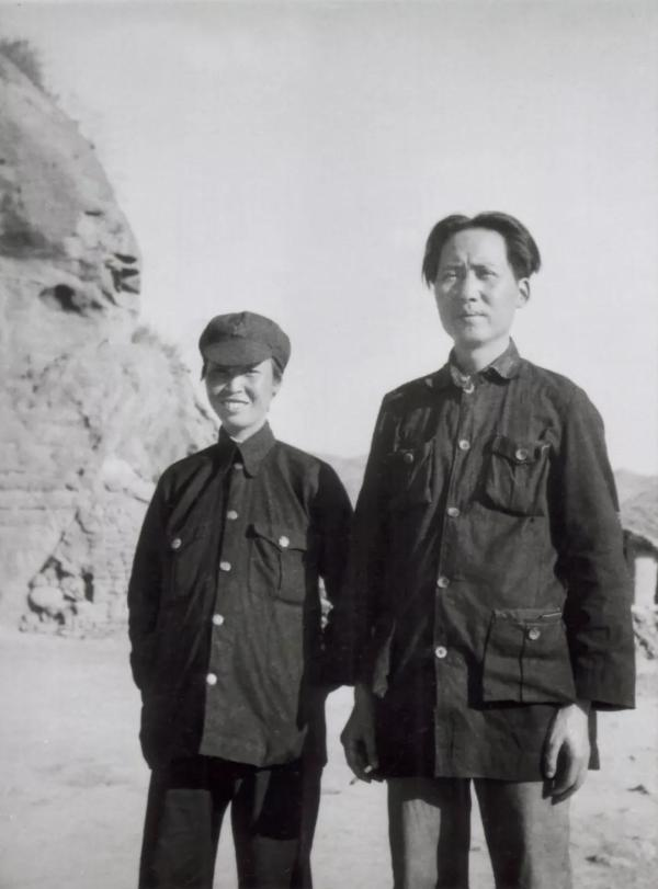 Maoistposting's tweet photo. He Zizhen and Chairman Mao, Baoan, July 1936 (photograph: Edgar Snow). https://t.co/SUdE2NZKF3