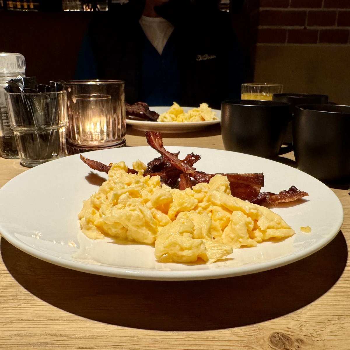 Samen een #hotelontbijtje... ☺️

#myview #hotel #HeavensHotel
#GroteKerk #hotelHoorn #Hoorn
. 
#food #foodporn #foodgasm #foodphotography #breakfast #breakfasttime #coffee #eggs #scrambledeggs #bacon
