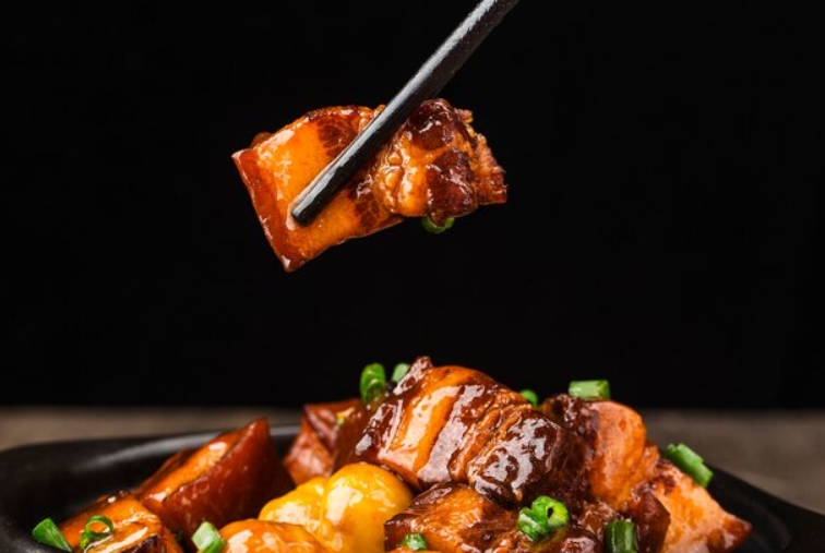 GourmetCraze's tweet image. 🍲 Indulge in the rich flavors of classic Chinese comfort food: Red Braised Pork! Slow-cooked to perfection, this dish is all about tender meat and a glossy, sweet sauce. Perfect for a hearty meal or a cozy night in. #BraisedPork #ChineseCuisine 🥘🔥