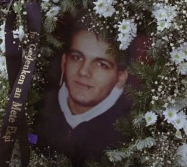 13.11.91, Berlin: Mete Ekşi stirbt, nachdem er 17 Tage zuvor beim Versuch einen Streit zu schlichten, von Rechten zusammengeschlagen wurde. Hintergründe: amadeu-antonio-stiftung.de/todesopfer-rec… #keinVergessen