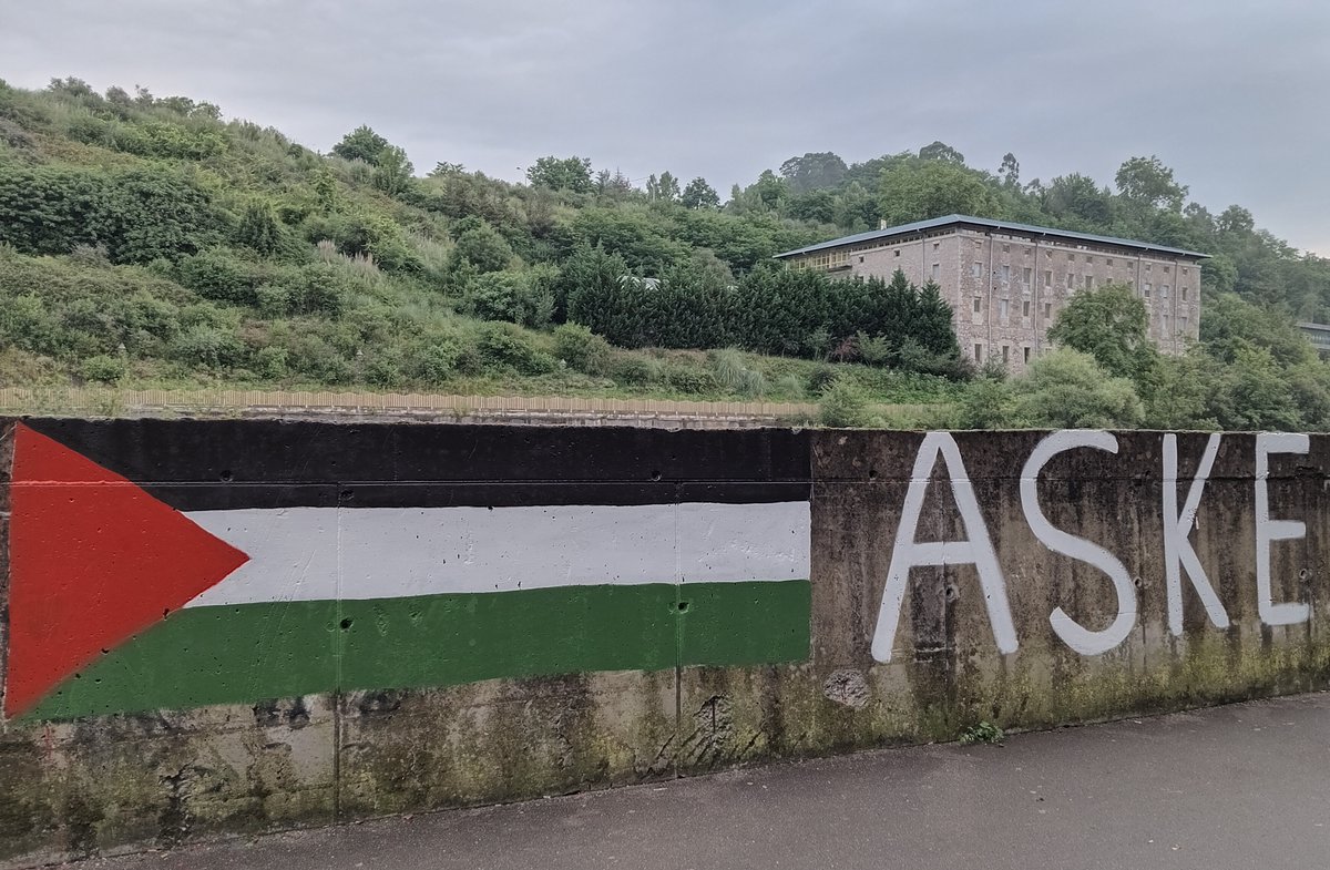 santutxupalest's tweet photo. #Abusu
Azaroak 15 Eleiza aurreko plazan.
#FreePalestine 
#palestinaASKATU 
#stopGenozideinGaza
@GerPalesti2023 https://t.co/3Zs6WuTGv4