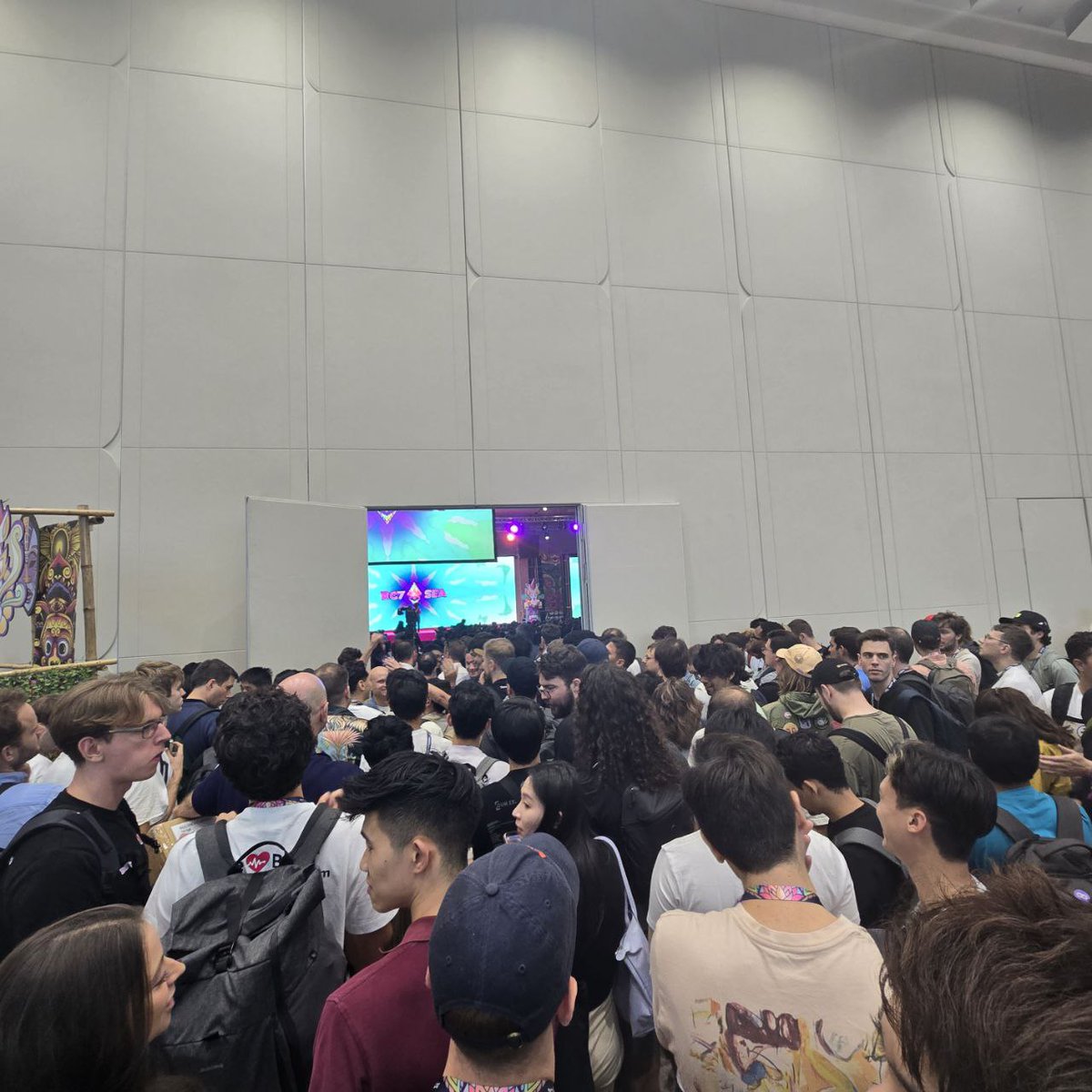 Ethereum community has never been stronger or more passionate about its mission. This was the scene outside Justin Drake's talk at Devcon yesterday. Jam packed inside, overflowing crowds outside 🔥🔥