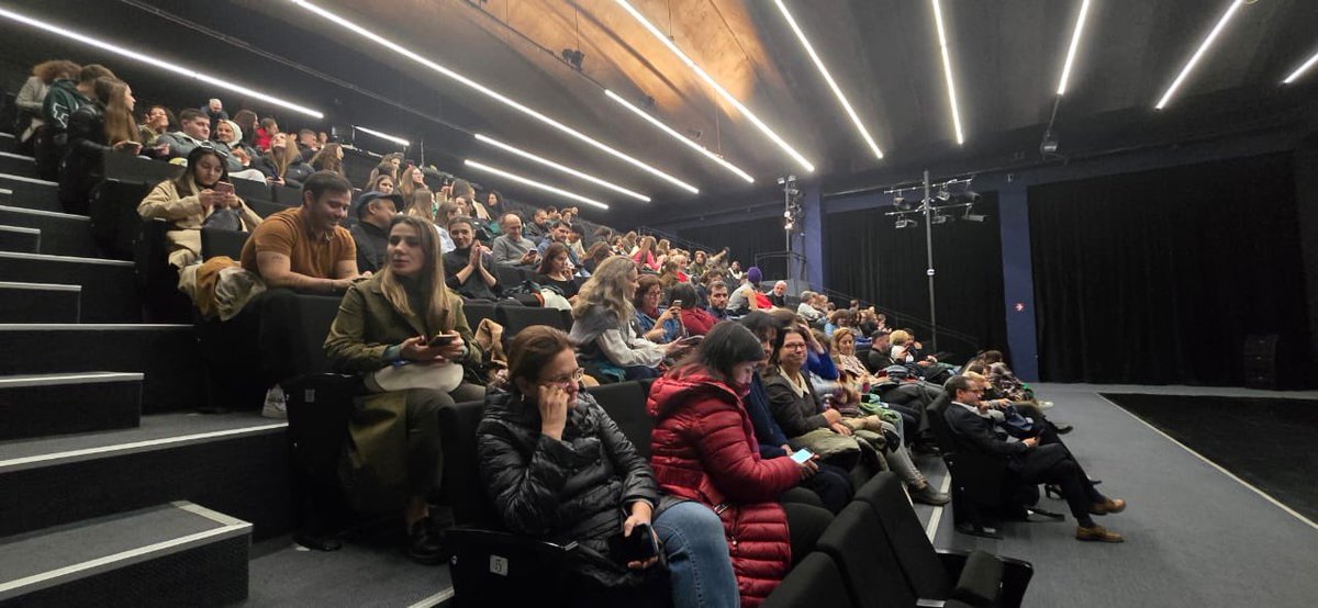 CatherineSuard's tweet photo. #NovembreNumérique #Tirana accueille un Comte musical, 🎤 🎶 numérique 🖥️ et poétique. Interactions garanties avec le public ado, les #Screenagers 📲 
🙏@IFParis @KubFranceTirana 
#AIK 
#ArTurniba #AgimiArt https://t.co/pEqJAiBBh2