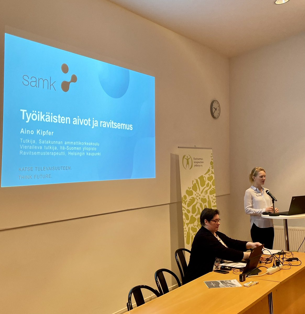 Seuraavan luennon aiheena on ravitsemuksen merkitys aivoille työikäisillä 🥗🧠

Luennon pitää ravitsemusterapeutti Aino Kipfer, joka on tutkija Satakunnan ammattikorkeakoulussa ja vieraileva tutkija Itä-Suomen yliopistossa

#ravitsemus #ravitsemusviikko #ravitsemuspäivät