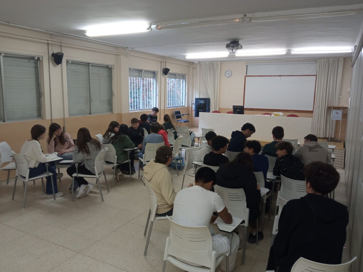 ins_alt's tweet photo. Ahir dimecres vam celebrar l'assemblea de delegats i delegades dels cursos de l'ESO, Batxillerat, IFE i PFI. Què es per vosaltres l'Alt? #insalt #assambleadelegats https://t.co/kG7xEgEVLH