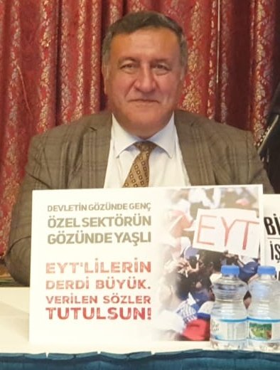 alperozupak's tweet photo. Eyt de nasıl başardık?

Alanda, meydan da, sosyal medyada, mecliste  iktidar ve muhalefeti çalıştırıp her zaman gündemde tutup büyük kitlelerle eylem etkinlikler yaptık 

Bütçe görüşmelerin muhalefet le beraber baskıya aldık, kitleleri hakları için bilinçlendirerek siyaset üstü bir hak aramayı siyasetin üstüne çıkardık. Kısmi de olsa hak kazandık ve yine yeniden emekliler içinde böyle bir baskı kurup iktidarı ve muhalefete birligimizi gücümüzü göstermeliyiz 

Varız biriz ve beraberiz demiştik ve yine yeniden 

Emekliler ve emekçiler için 
Varız biriz ve beraberiz 

#iktidarEmekliyiÖlümeTerkEtti