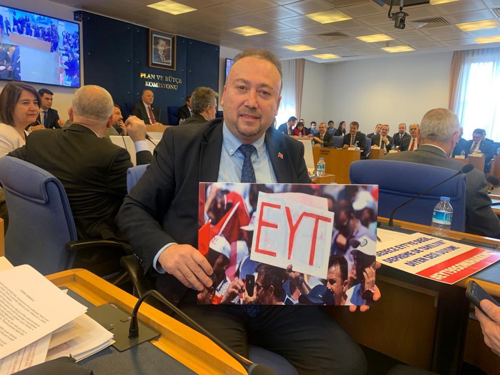 alperozupak's tweet photo. Eyt de nasıl başardık?

Alanda, meydan da, sosyal medyada, mecliste  iktidar ve muhalefeti çalıştırıp her zaman gündemde tutup büyük kitlelerle eylem etkinlikler yaptık 

Bütçe görüşmelerin muhalefet le beraber baskıya aldık, kitleleri hakları için bilinçlendirerek siyaset üstü bir hak aramayı siyasetin üstüne çıkardık. Kısmi de olsa hak kazandık ve yine yeniden emekliler içinde böyle bir baskı kurup iktidarı ve muhalefete birligimizi gücümüzü göstermeliyiz 

Varız biriz ve beraberiz demiştik ve yine yeniden 

Emekliler ve emekçiler için 
Varız biriz ve beraberiz 

#iktidarEmekliyiÖlümeTerkEtti