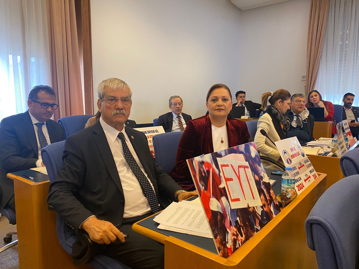 alperozupak's tweet photo. Eyt de nasıl başardık?

Alanda, meydan da, sosyal medyada, mecliste  iktidar ve muhalefeti çalıştırıp her zaman gündemde tutup büyük kitlelerle eylem etkinlikler yaptık 

Bütçe görüşmelerin muhalefet le beraber baskıya aldık, kitleleri hakları için bilinçlendirerek siyaset üstü bir hak aramayı siyasetin üstüne çıkardık. Kısmi de olsa hak kazandık ve yine yeniden emekliler içinde böyle bir baskı kurup iktidarı ve muhalefete birligimizi gücümüzü göstermeliyiz 

Varız biriz ve beraberiz demiştik ve yine yeniden 

Emekliler ve emekçiler için 
Varız biriz ve beraberiz 

#iktidarEmekliyiÖlümeTerkEtti
