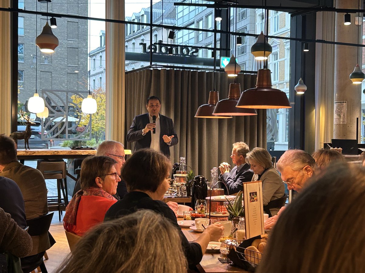 Stephan Klingebiel (@st_klingebiel) on Twitter photo Wichtige Bestätigung von Landesminister <a href="/n_liminski/">Nathanael Liminski</a> zum internationalen Engagement von #NRW steht - nicht zuletzt mit Blick auf 🇺🇦 & 🇬🇭 & Naher Osten!
<a href="/deginvest_DE/">deginvest</a> @AnnaK_Hornidge
<a href="/IDOS_research/">IDOS_research</a> <a href="/landnrw/">Staatskanzlei NRW</a> <a href="/EngGlobal/">Engagement Global</a> Wichtige Bestätigung von Landesminister <a href="/n_liminski/">Nathanael Liminski</a> zum internationalen Engagement von #NRW steht - nicht zuletzt mit Blick auf 🇺🇦 & 🇬🇭 & Naher Osten!
<a href="/deginvest_DE/">deginvest</a> @AnnaK_Hornidge
<a href="/IDOS_research/">IDOS_research</a> <a href="/landnrw/">Staatskanzlei NRW</a> <a href="/EngGlobal/">Engagement Global</a>