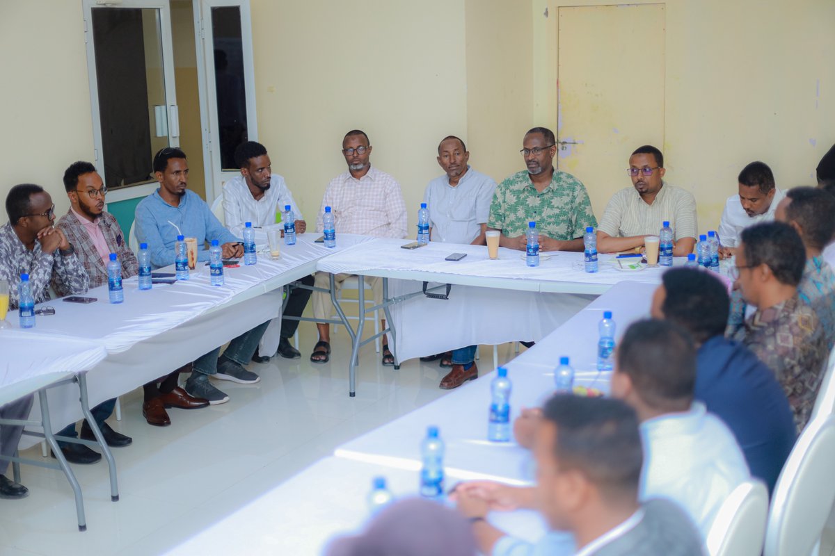Last night, I had a meeting with youth intellectuals from Puntland, where I discussed geopolitical dynamics in the Horn of Africa and its impact on peace and stability in Somalia.

It was a meeting where we exchanged views on various issues, including the the current situation of