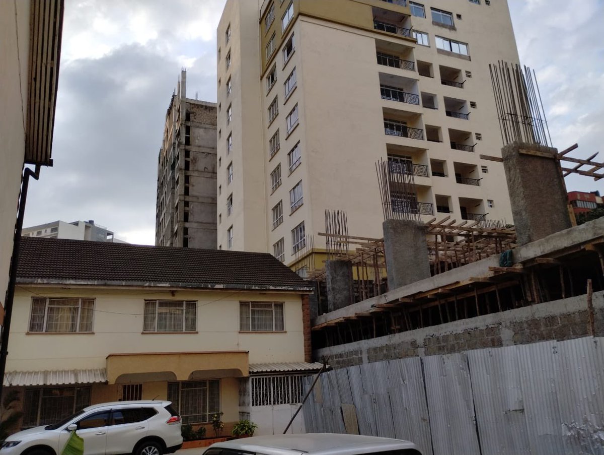 teddyobiero's tweet image. @KURAroads @SakajaJohnson  the roads in Parklands need urgent attention. I will have residents tag you on the pathetic state of these roads. These are as a result of unplanned high rise developments with ZERO adherence to zoning and building codes/laws. 
The residents of…