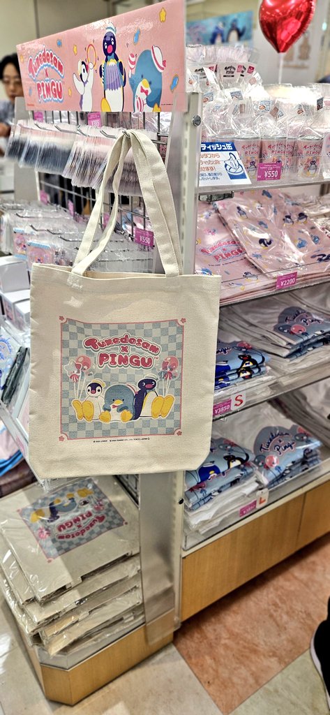 kikirarakappa's tweet photo. 私が東京くるタイミングでタキシードサムがピングーさんとコラボグッズ発売してくれて爆買いしている🥺 https://t.co/PS5Nnu1jhw