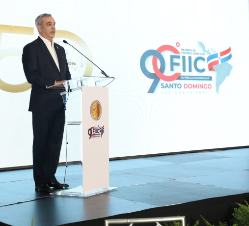 elnuevodiariord's tweet photo. El presidente @luisabinader fue reconocido la noche de este martes por la Cámara Dominicana de la Construcción (CADOCON), por su destacado apoyo a este sector en el país.

#ElNuevoDiarioRD https://t.co/15SlHTfnGZ