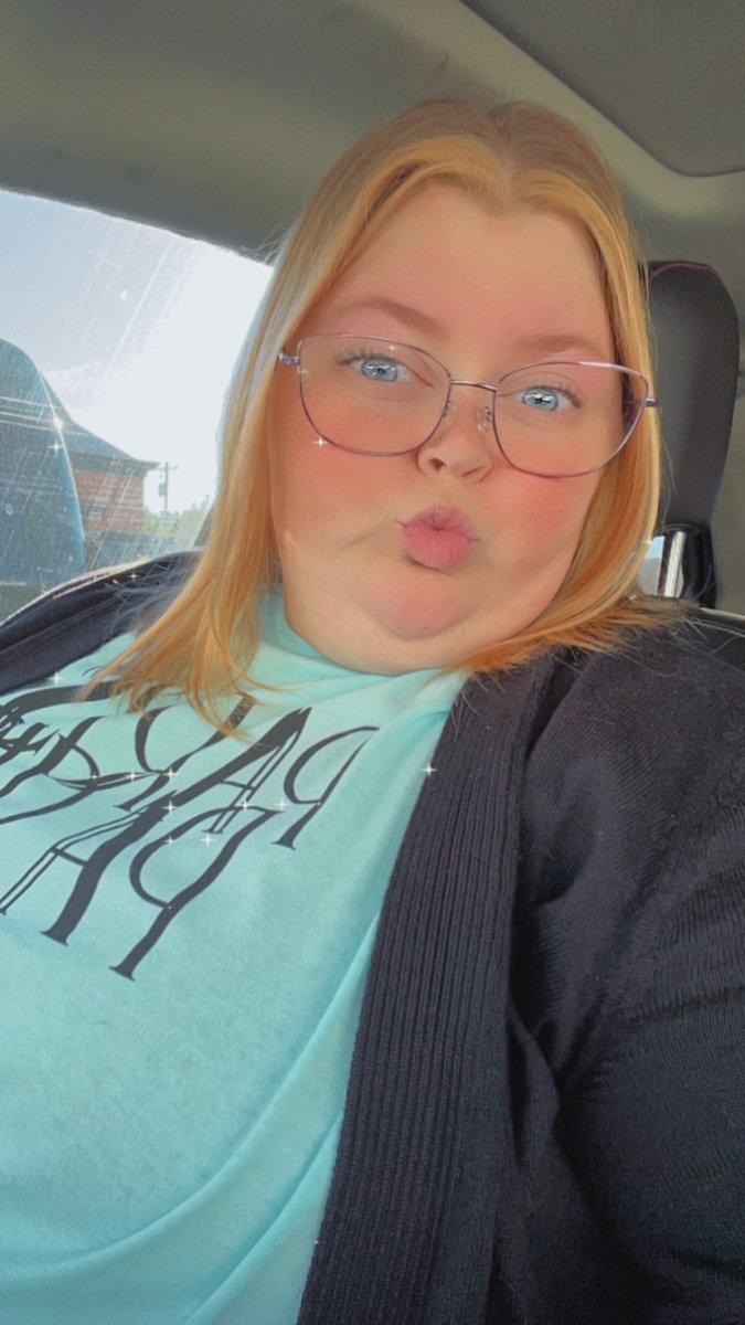 FunsizeLewis's tweet photo. Strawberry blonde hair and waxed and dyed eyebrows thanks to my cousin nat I love it https://t.co/eYFrds3ede
