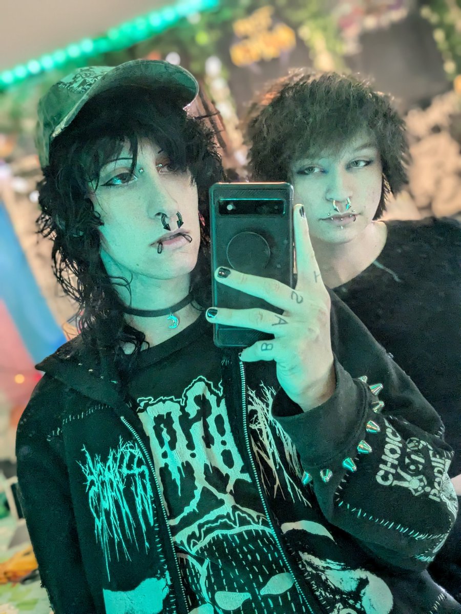 AshBricky's tweet photo. lesbians https://t.co/iF7yB8U9g3