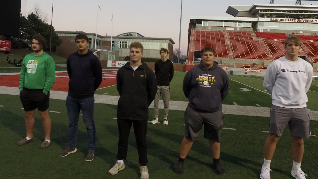PREMIUM - Meet The Line: University High Pioneers

University High quarterback Alek Weiland interviews and introduces his offensive line: Daken Davenport, Charlie Karun, Cayden French, Landon Hinkle and Cole Matejka
channel1450.com/2024/11/12/mee…