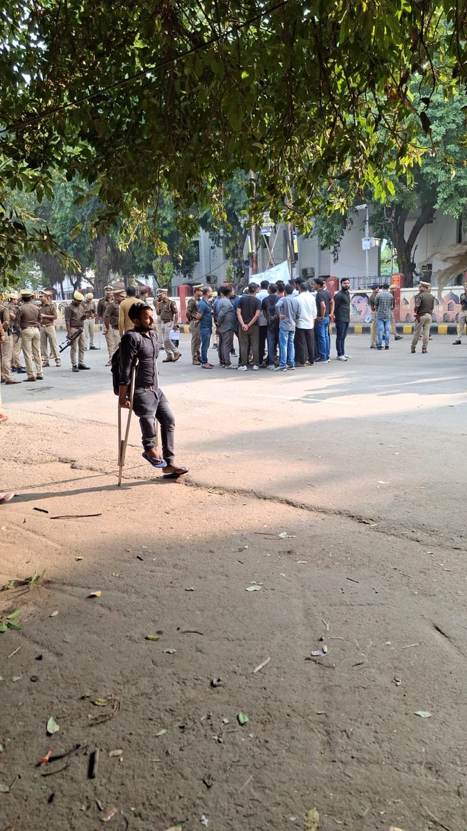 AtoZ20342's tweet photo. ...आंदोलन का तीसरा दिन।

छात्र एकता जिंदाबाद।

We are against Normalization 

#uppsc_oneshift_onedayexam 
#UPPCS_ROARO_ONESHIFT https://t.co/8My9eP2azT
