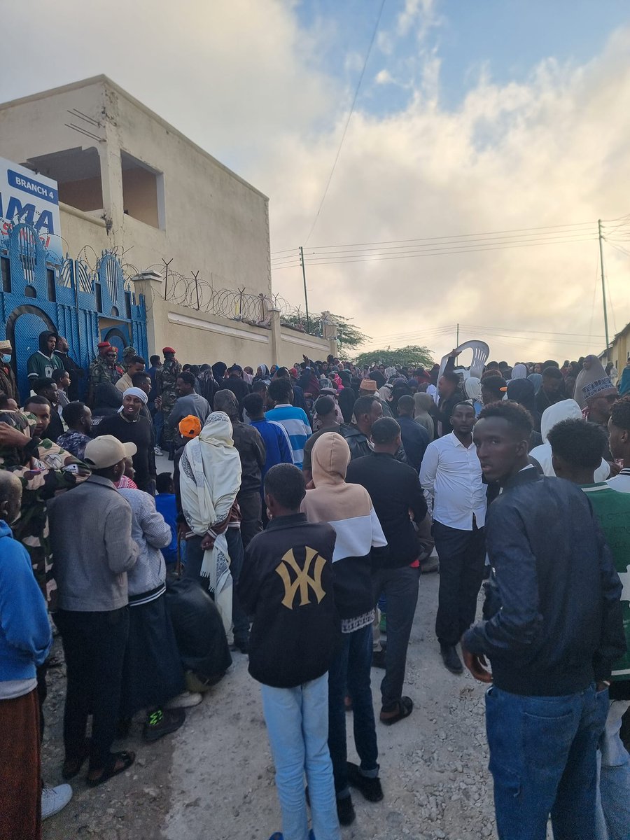 #Somaliland: It is around 5:30 in the morning and people are queueing to vote hours before polling stations open #Somalilandelection2024