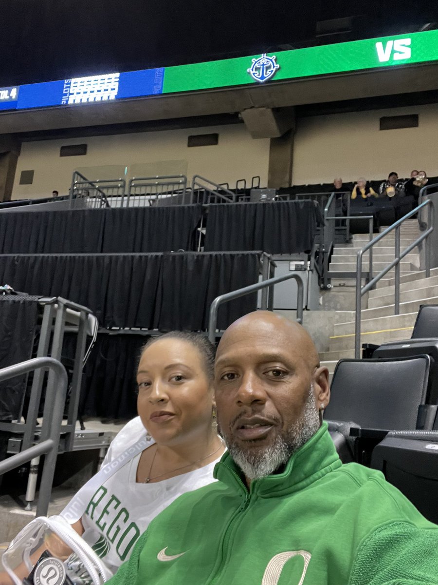 BigSeanmitch23's tweet photo. Celebrating another year of you!! Happy 31st Birthday Babygirl!!! #alwaysus #goducks https://t.co/pgJZT0uPor