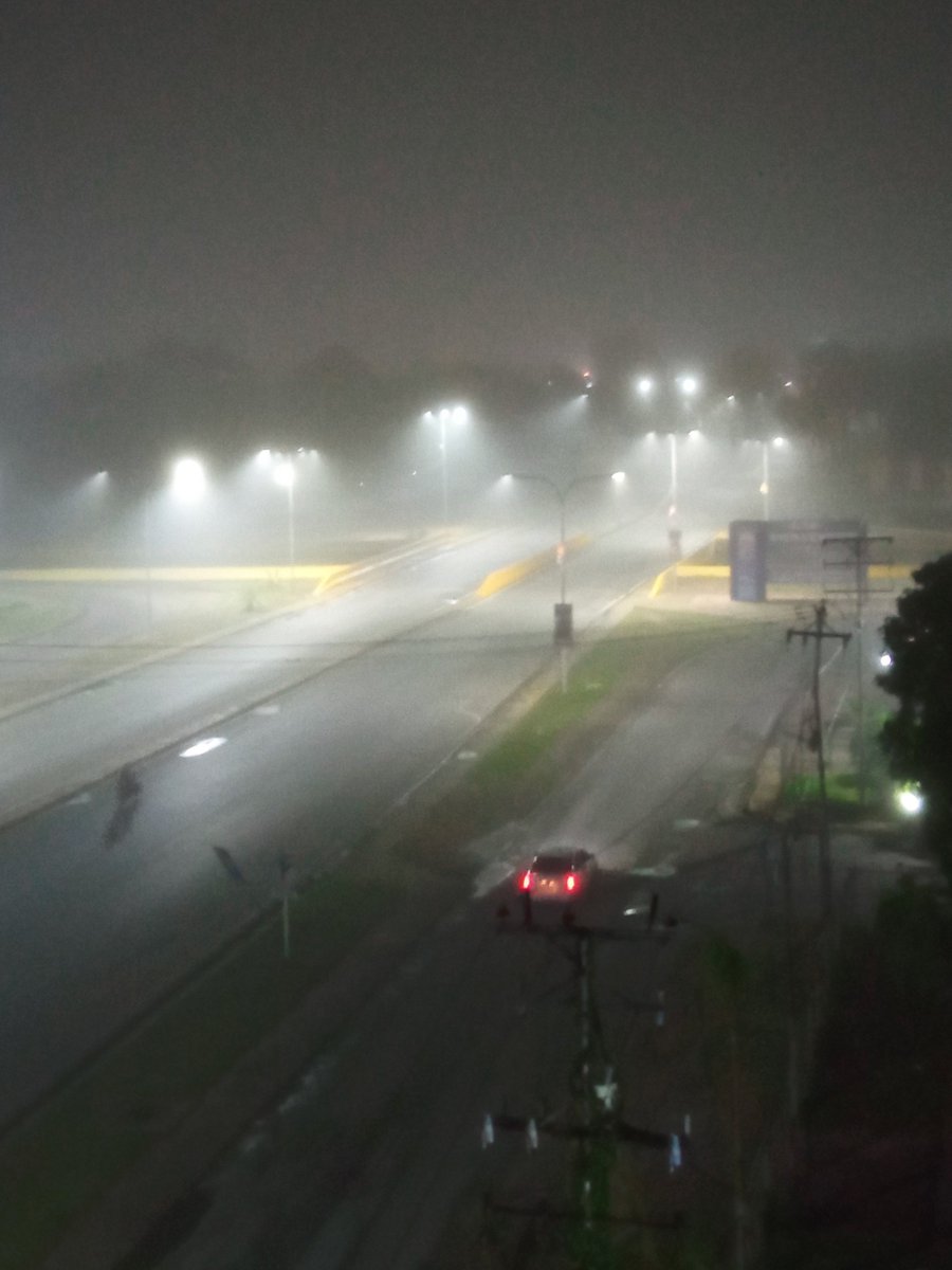 ElgaboHu's tweet photo. La #neblina en #maturin 11:00pm https://t.co/e6xoUs2xWR