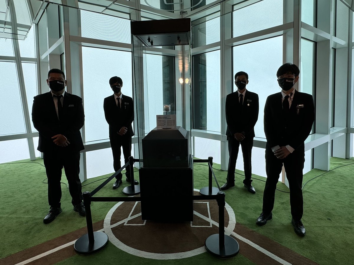 Ryo_Shinkawa's tweet photo. #大谷翔平 選手の50/50ボールは厳重に4人のセキュリティーに守られています。 https://t.co/5lJIwdQ73q