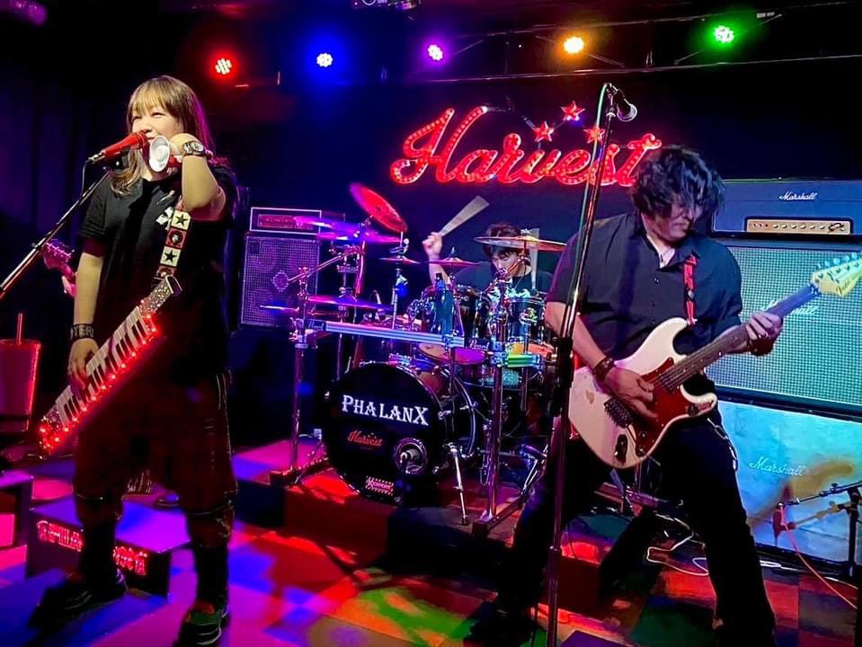 PHALANX_FUKUI's tweet photo. 11月24日(日)
名古屋"CLUB ZIONさん“にて
『GROOVE NIGHT Vol.7』に出演します！！

先日Harvestにて開催した
『Self Satisfaction  Live』でご一緒させていただいたMAGNOLIAさんからお誘いです♫

お近くの皆さん。
そしてちょっと遠いですが福井のお友達の皆さん。ぜひ遊びにお立ち寄りください♫ https://t.co/QTVDXd9HrC