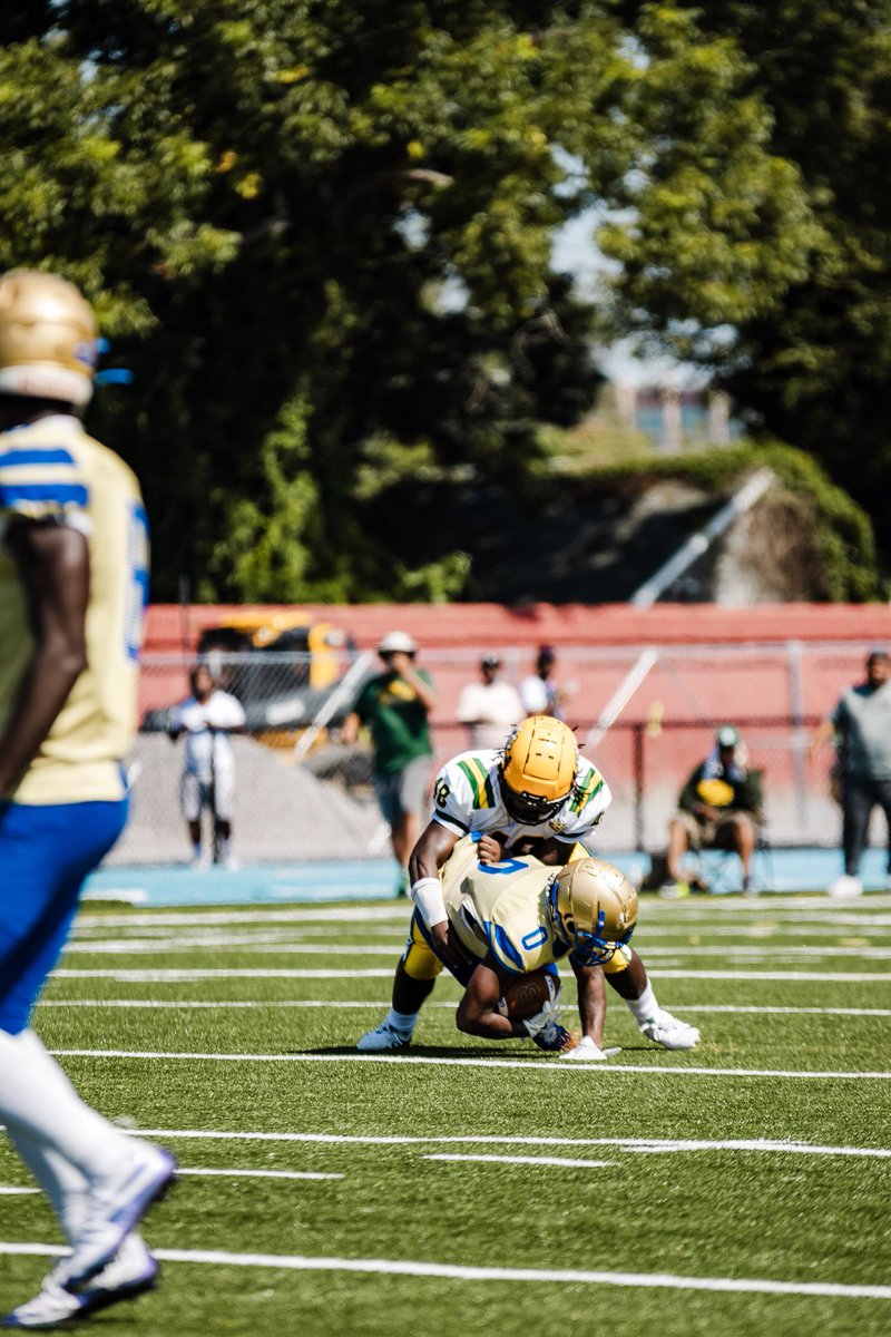 LarryDove48's tweet photo. Regular Szn Highlights🔥‼️
@coachporterWR @Bethel_BruinsFB @AthleticsBethel 

https://t.co/fy6EX56HsP https://t.co/D9QvRoZ6yA