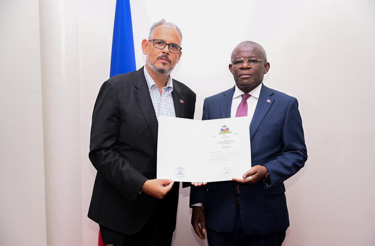AlterNewsOnline's tweet photo. 🔴 Installation ce mardi de Me Axène Joseph comme Directeur de Cabinet du premier ministre @citoyendidier. Selon le Chef du gouvernement qui a procédé à cette installation, ce choix s'inscrit dans la droite ligne de son engagement d'adresser les nombreuses urgences actuelles. De son côté, le Directeur de cabinet s'est engagé à accompagner le PM dans l’accomplissement de ses tâches et la réalisation de sa mission, a indiqué la @PrimatureHT. #AlterNews